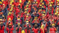 Pantauan di lokasi menunjukkan bahwa massa mulai bergerak pada pukul 12.00 WIB secara bersama-sama. Saat hendak memasuki area Gedung DPR, seorang buruh membentangkan tulisan #KAMIKELASPEKERJA dari atas Jembatan Penyeberangan Orang (JPO), menegaskan identitas dan solidaritas mereka sebagai kelas pekerja.