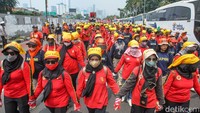 Aksi ini diikuti oleh berbagai kelompok buruh, termasuk Aliansi Perempuan Indonesia (API), Gerakan Buruh Bersama Rakyat (Gebrak), dan Gabungan Serikat Buruh Indonesia (GSBI). Mereka membawa spanduk dan poster dengan berbagai pesan, seperti May Day is not a holiday. Ini harinya melawan dan Kampus bukan pabrik tenaga kerja, yang mencerminkan keprihatinan mereka terhadap kondisi ketenagakerjaan saat ini.