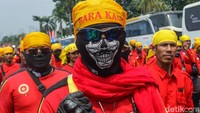 Orasi pertama disampaikan oleh perwakilan dari Federasi Perjuangan Buruh Indonesia (FPBI), Sunarno, yang menyoroti fenomena pemutusan hubungan kerja (PHK) yang semakin marak terjadi di Indonesia dalam beberapa bulan terakhir.