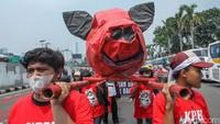 Aksi di depan Gedung DPR ini merupakan bagian dari rangkaian peringatan May Day 2025 yang juga dipusatkan di kawasan Monas, Jakarta Pusat, dengan kehadiran sekitar 200 ribu buruh dari berbagai daerah.