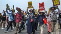 Melalui aksi ini, para buruh berharap pemerintah mendengarkan dan menindaklanjuti tuntutan mereka untuk menciptakan kondisi kerja yang lebih adil dan sejahtera bagi seluruh pekerja di Indonesia.