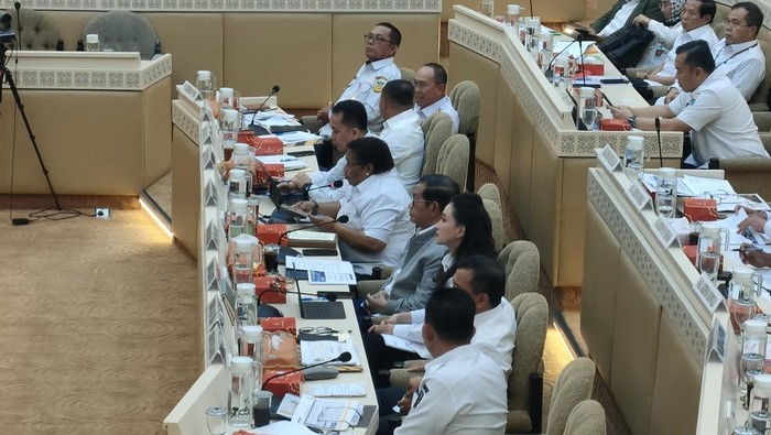 Gubenur Jateng Ahmad Luthfi rapat dengan Komisi II DPR RI, Rabu (30/4/2025).