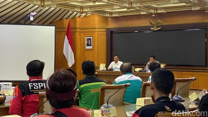 Gubernur Ahmad Luthfi menemui massa buruh di Kantor Gubernur Jateng Semarang, Kamis (1/5/2025).