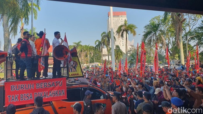 Gubernur Sumsel Herman Deru menemui massa aksi May Day di Kantor DPRD Sumsel.