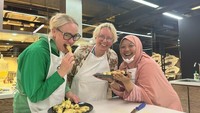 Para guru juga mengeksplorasi budaya Indonesia melalui kelas memasak tradisional. Foto: Dokumentasi Kedutaan Besar Australia