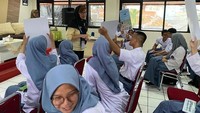 Para peserta melakukan kunjungan ke sekolah dan wisata budaya di beberapa kota dan kabupaten di Indonesia. Mereka mengamati praktik mengajar, menjalin hubungan dengan sekolah-sekolah mitra, dan berpartisipasi dalam kegiatan pengembangan profesi. Foto: Dokumentasi Kedutaan Besar Australia