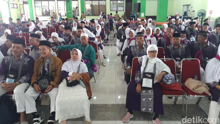 Jemaah calon haji Kloter 2, saat tiba di Asrama Haji Donohudan, Ngemplak, Boyolali, Kamis (1/5/2025).