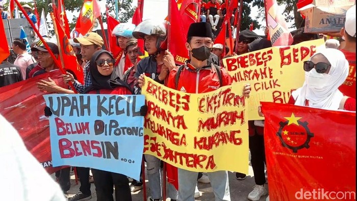 Massa buruh ketika memeringati May Day di depan Kantor Pemerintahan Terpadu Pemkab Brebes, Kamis (1/5/2025).