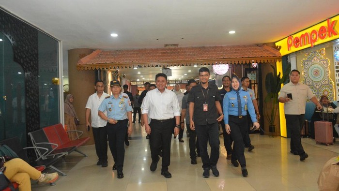 Herman Deru meninjau sarana dan prasarana di Bandara SMB II Palembang.