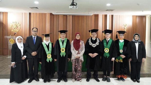 Isti Anindya usai sidang doktoral tentang hubungan infeksi CMV dengan gejala autisme.