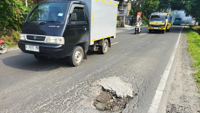 Jalan bergelombang dan berlubang di Jalan Serang-Pandeglang, Banten.
