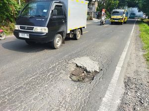 Hati-hati! Ruas Jalan Serang-Pandeglang Banyak Lubang