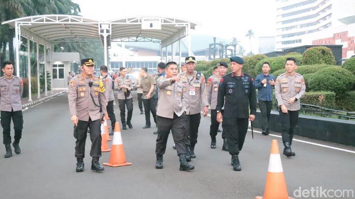 Kapolda Metro Jaya Irjen Karyoto meninjau langsung situasi keamanan peringatan Hari Buruh di depan Gedung DPR/MPR RI. (Mulia/detikcom)