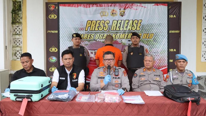 Kapolres OKU merilis penetapan tersangka Andi Darmawan yang melarikan uang perusahaan.