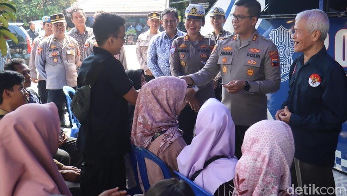 Kapolres Purbalingga, AKBP Achmad Akbar meninjau acara perpanjangan SIM gratis untuk para pekerja dalam rangka hari buruh di Pendopo Dipokusumo, Kabupaten Purbalingga, Kamis (1/4/2025).