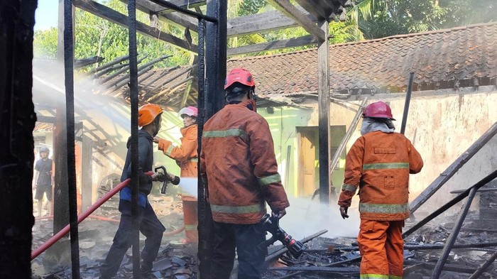 Tim Damkar Kulon Progo saat memadamkan kebakaran rumah di Nanggulan, Kulon Progo, Kamis (1/5/2025).