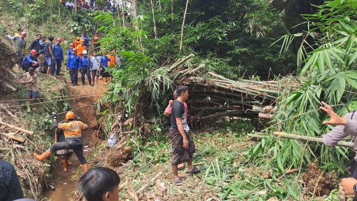 Proses evakuasi penjual bambu yang tewas tertimbun rumpun bambu di Tegalrejo, Magelang, Kamis (1/5/2025).