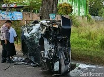 Brakk! Sedan Tabrak Motor-Pohon di Klaten, Pemotor Tewas
