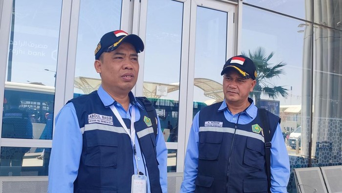 Kepala Daerah Kerja Bandara untuk pelayanan haji 2025, Abdul Basir, (kiri). (Dok. Media Center Haji)