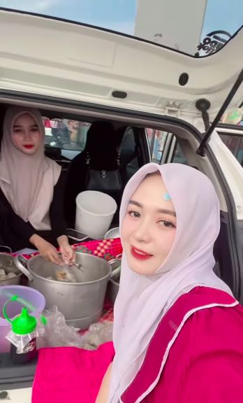 Keren! Wanita Ini Jualan Cilok pakai Mobil, Habis 25 kg per Hari