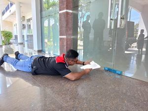 Gedung Dewan Tutup Saat Demo Hari Buruh, Aspirasi Diselipkan di Kolong Pintu