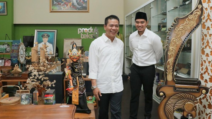 Ketua PSI, Kaesang Pangarep saat menemui Bupati Bandung, Dadang Supriatna di Rumah Dinas Bupati, Soreang, Kabupaten Bandung, Jawa Barat, Kamis (1/5/2025).