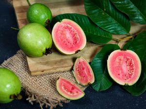Bikin Sehat! 5 Khasiat Seduhan Daun Jambu Merah