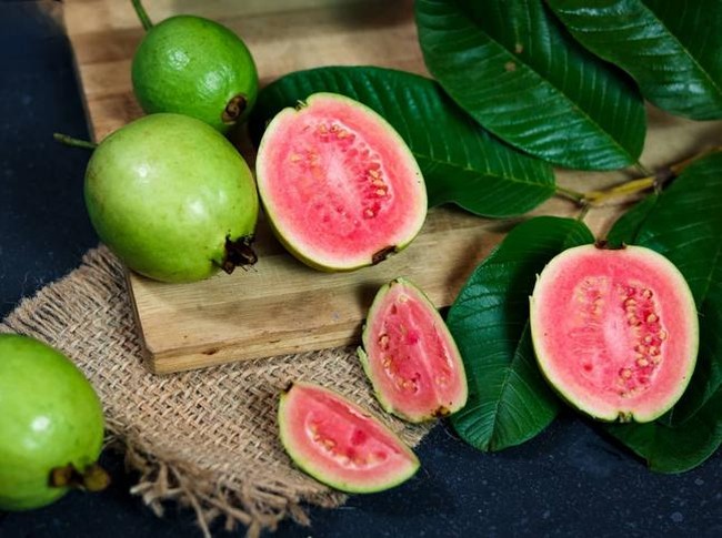 Bikin Sehat! 5 Khasiat Seduhan Daun Jambu Merah