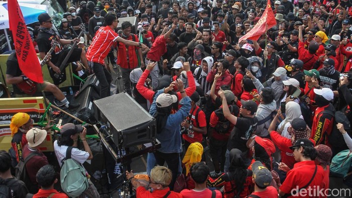 Konser di Atas Truk Goyang Massa Aksi May Day di DPR Aksi peringatan Hari Buruh Internasional atau May Day di depan Gedung DPR, Jakarta, Kamis (1/5/2025), tidak hanya diwarnai orasi dan tuntutan. Suasana aksi menjadi berbeda dengan hadirnya pertunjukan musik langsung dari atas truk.