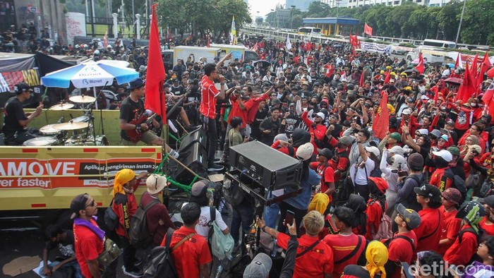 Konser di Atas Truk Goyang Massa Aksi May Day di DPR Aksi peringatan Hari Buruh Internasional atau May Day di depan Gedung DPR, Jakarta, Kamis (1/5/2025), tidak hanya diwarnai orasi dan tuntutan. Suasana aksi menjadi berbeda dengan hadirnya pertunjukan musik langsung dari atas truk.
