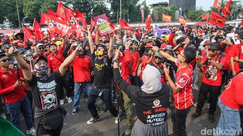 Aksi peringatan Hari Buruh Internasional atau May Day di depan Gedung DPR, Jakarta, Kamis (1/5/2025), tidak hanya diwarnai orasi dan tuntutan. Suasana aksi menjadi berbeda dengan hadirnya pertunjukan musik langsung dari atas truk.