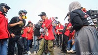Meski konser berlangsung meriah, para band tetap bergantian tampil dengan perwakilan buruh yang ingin menyampaikan orasi dari atas truk. Suara musik dan suara orasi pun bersahut-sahutan, menciptakan warna berbeda dalam aksi tersebut.