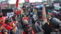 Kehadiran konser ini disambut antusias oleh massa aksi. Banyak peserta yang berjoget bersama sambil mengibarkan bendera aliansi mereka, menciptakan suasana semangat namun tetap damai.