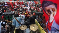 Beberapa buruh mengaku kehadiran musik menjadi pelepas penat di tengah panas dan lamanya aksi. Mereka menyambut baik inisiatif ini karena mampu menjaga semangat massa tetap menyala.