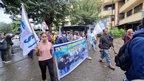 KSBSI NTT berdemonstrasi saat Hari Buruh Internasional, Rabu (1/5/2025). (Yufengki Bria/detikBali)