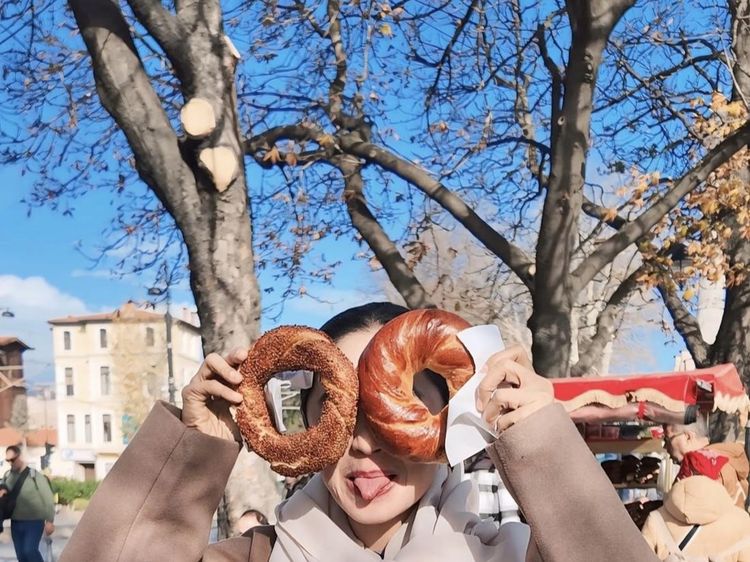 Kulineran Seru Dewi Persik Saat Makan Bagel hingga Durian
