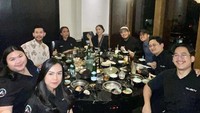Bersama tim acara televisi Pagi Pagi Ambyar, artis yang kerap disapa ‘Depe’ itu buka puasa bersama. Mereka menikmati hidangan semacam shabu-shabu atau hot pot. Foto: Instagram @dewiperssik9