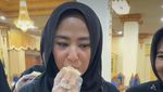 Kulineran Seru Dewi Persik Saat Makan Bagel hingga Durian
