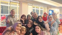 Bersama keluarga besar Kapolda dan Wakapolda Sumatera Barat, artis ini makan bersama di sebuah restoran. Usai menikmati aneka hidangan, tak lupa Dewi mengabadikan momen bersama. Foto: Instagram @dewiperssik9