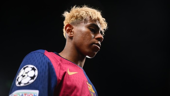 BARCELONA, SPAIN - APRIL 30: Lamine Yamal of FC Barcelona looks on as he leaves the pitch after the UEFA Champions League 2024/25 Semi Final First Leg match between FC Barcelona and FC Internazionale Milano at Estadi Olimpic Lluis Companys on April 30, 2025 in Barcelona, Spain. (Photo by Michael Regan - UEFA/UEFA via Getty Images)