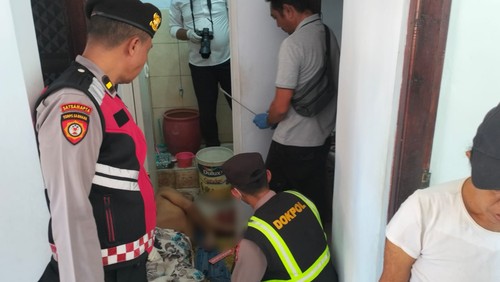 Lansia ditemukan tewas bersimbah darah di perumahan Kelurahan Pendem, Jembrana, Kamis (1/5/2025). (Dok. Polsek Jembrana)