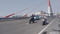 Di Flyover Mochtar, motor maupun mobil yang melintas juga nampak masih lenggang.