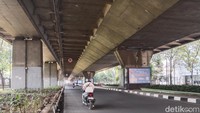 Begitu di Jalan Pasteur, tepatnya di bawah Flyover Mochtar Kusumaatmadja atau Flyover Pasupati. Jalanan nampak sepi dari hiruk-pikuk kendaraan.