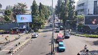 Sedangkan di Jalan Ir H Juanda atau Jalan Dago, sedikit terjadi kepadatan kendaraan di perempatan Cikapayang maupun di Dago Atas karena penyempitan jalur.