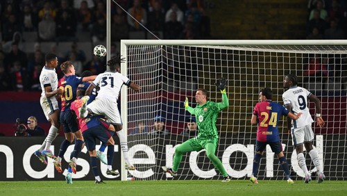 BARCELONA, SPAIN - APRIL 30: Denzel Dumfries of FC Internazionale scores his teams third goal past Wojciech Szczesny of FC Barcelona during the UEFA Champions League 2024/25 Semi Final First Leg match between FC Barcelona and FC Internazionale Milano at Estadi Olimpic Lluis Companys on April 30, 2025 in Barcelona, Spain. (Photo by Michael Regan - UEFA/UEFA via Getty Images)