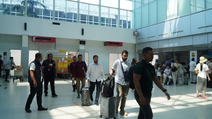 MA (36) dan SS (39) saat diamankan petugas Imigrasi Pangkalpinang.