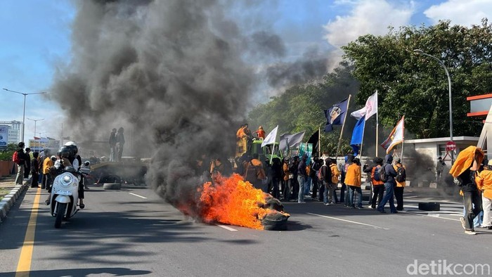 Mahasiswa UNM demo depan kampus pada peringatan Hari Buruh.