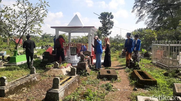 Makam Marsinah di Nganjuk didatangi peziarah di Hari Buruh.