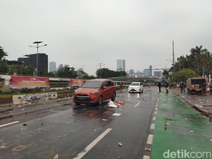 Massa Aksi Hari Buruh di Depan DPR Bubar, Lalin Sudah Dibuka