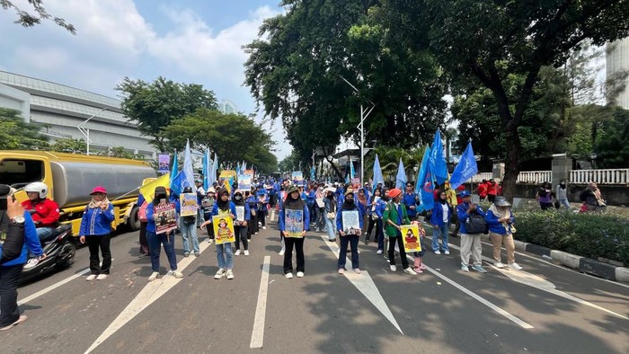 Massa bekrumpul di depan Gedung TVRI